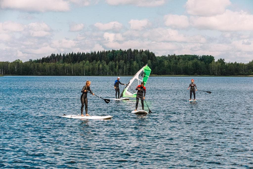 Liivane ujumisrand Nõuni järvel, piiritletud poidega