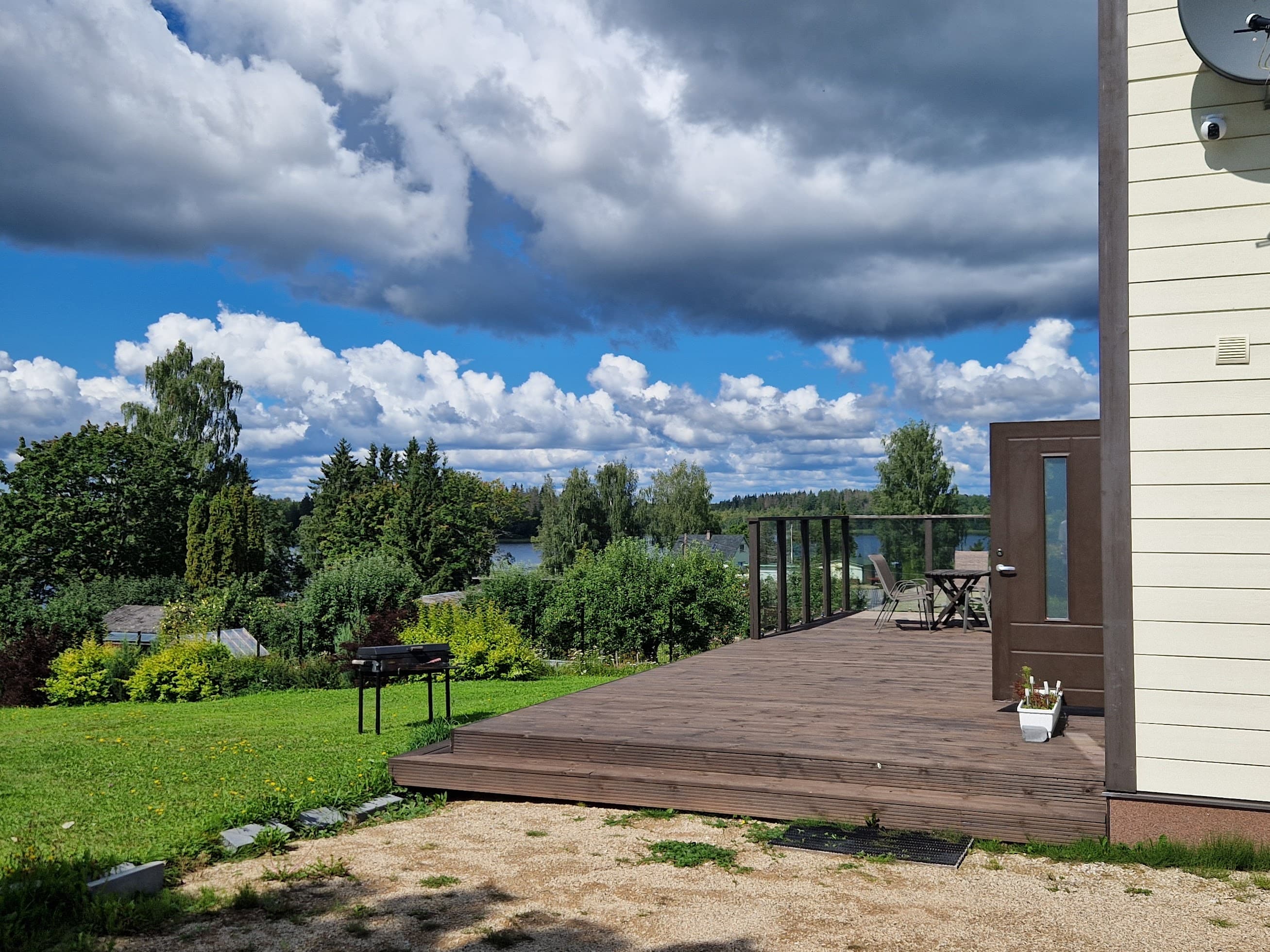 Külalismaja Nõuni järve ääres väljastpoolt